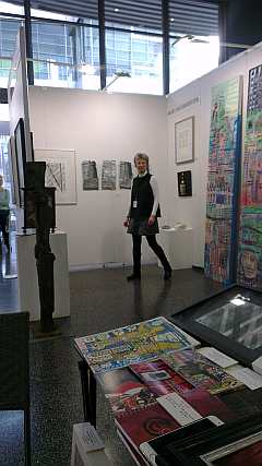 Charlotte Esch am Messestand der Galerie