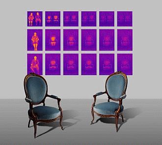 Installation mit Bildern und Sesseln